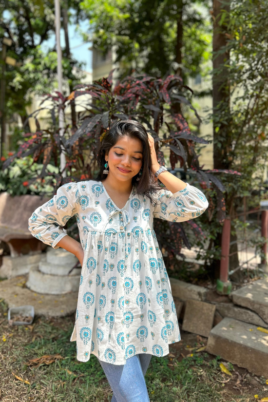 Girl in Chikankari Kurti by Zahba posing for the camera in a park Stock  Photo - Alamy